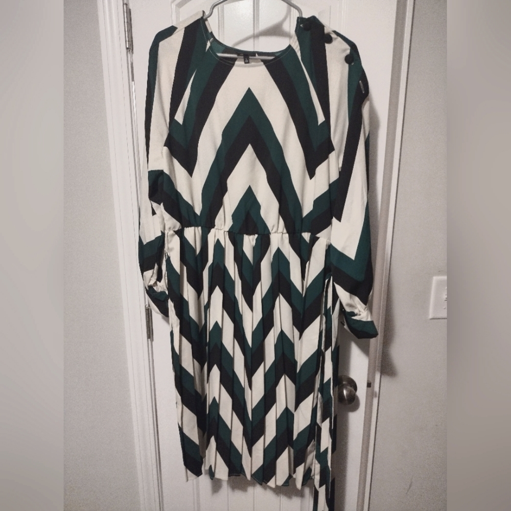Target Brand stress with bottom pleats (Large)